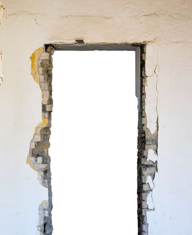 Поврежденные стены из-за неправильного демонтирования двери