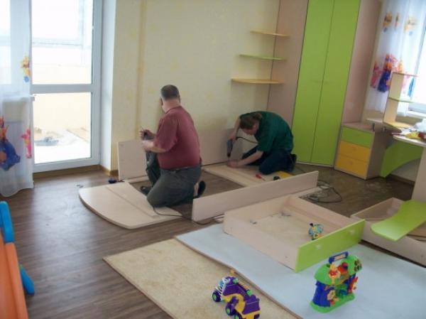 мастера собирают детскую мебель