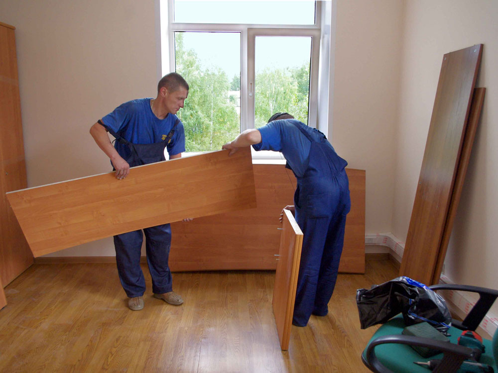 мастера собирают угловую мебель