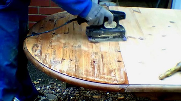 шлифовка поверхности деревянного стола